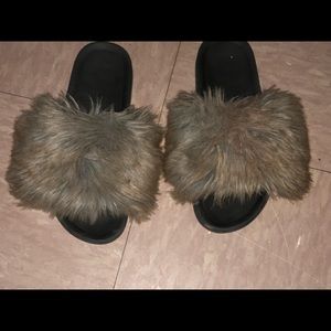 Fur Lips slides